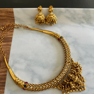 Elegant Antique Patterned Hasli Necklace