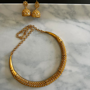 Elegant Antique Patterned Hasli Necklace