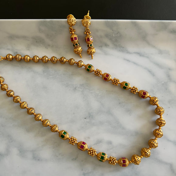 Elegant Antique Patterned Ball Necklace